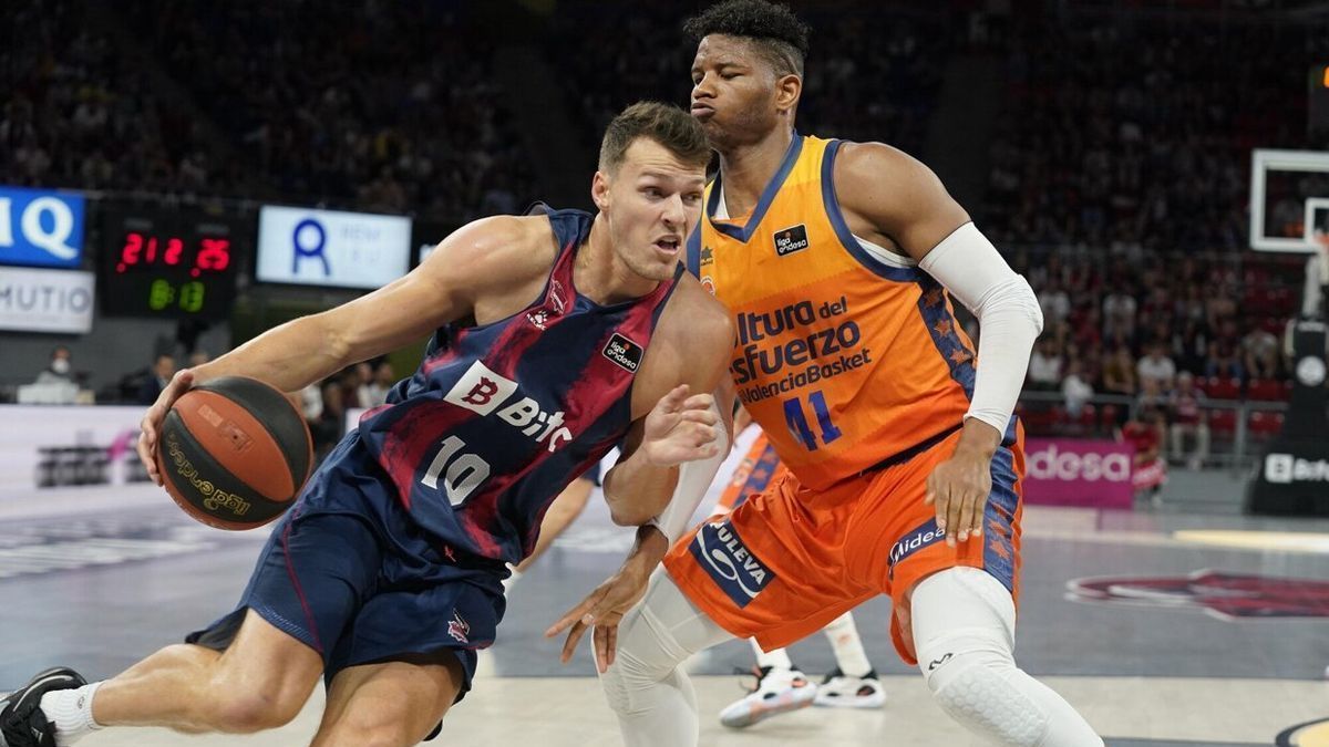 Wetzell ataca a Rivero en un partido del 'play off' del pasado curso