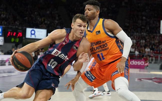 Wetzell ataca a Rivero en un partido del 'play off' del pasado curso