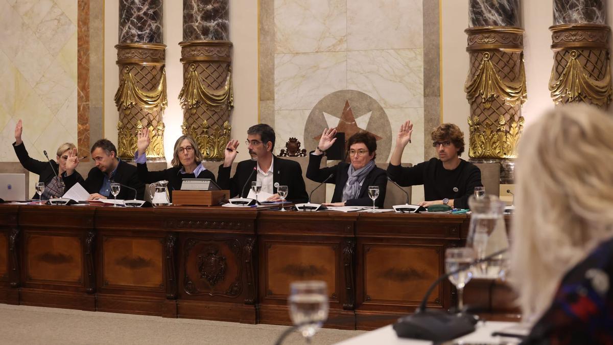 Concejales del PNV votan en la sesión