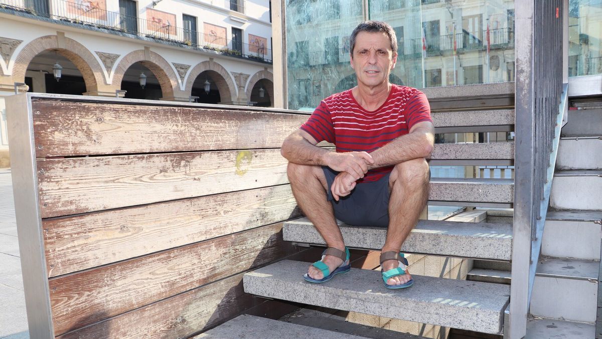 Íñigo Castellano posa en las escaleras del kiosco de la plaza de Los Fueros de Tudela.