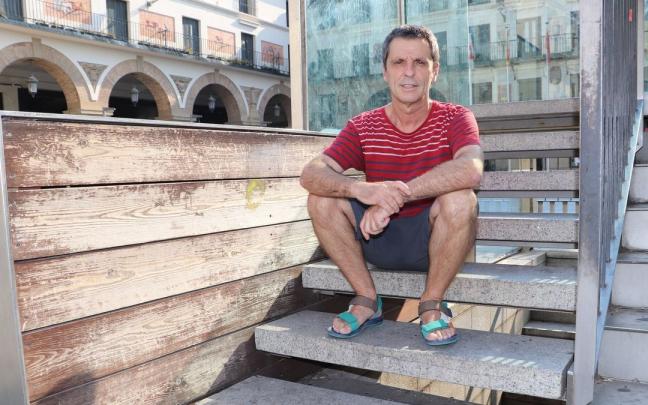 Íñigo Castellano posa en las escaleras del kiosco de la plaza de Los Fueros de Tudela.