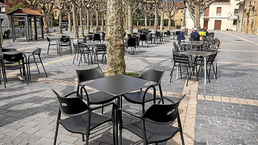 La terraza de un bar de la localidad goierritarra de Lazkao.