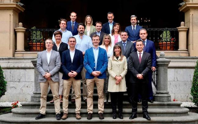 Jon Uriarte y su Junta Directiva posa en las escaleras de Ibaigane Jon Uriarte y su Junta Directiva posa en las escaleras de Ibaigane
