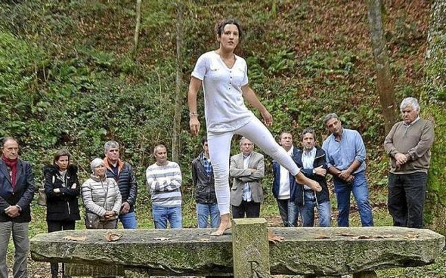 Ainhoa Retegi bailando ‘Mugadantza’ sobre Mahain-Harria en 2017. | FOTO: DIARIO DE NOTICIAS