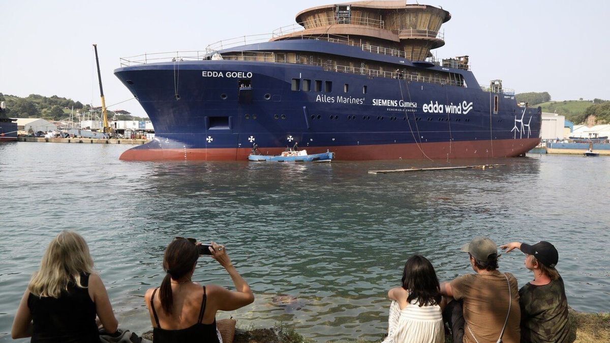 El barco de mantenimiento botado por Astilleros Balenciaga hoy en Zumaia.