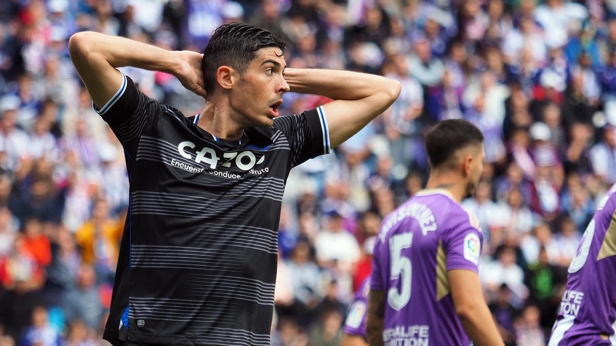 Carlos Fernández se lamenta tras una acción durante el partido.