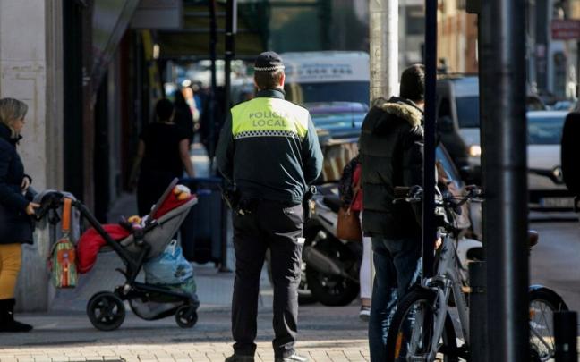 Un agente de la Polic&iacute;a Local de Vitoria