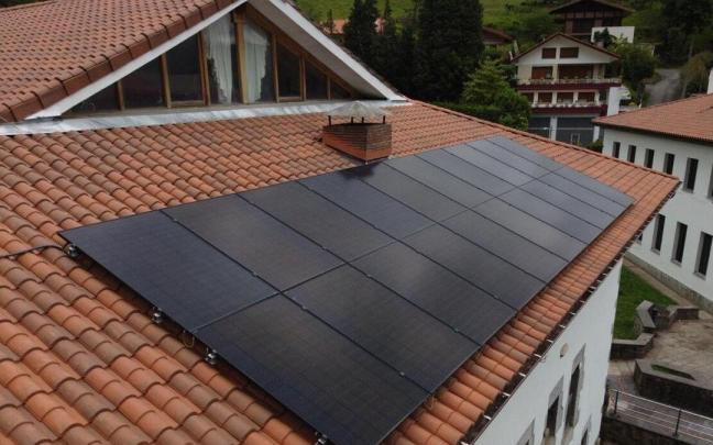 Un edificio con placas fotovoltaicas instaladas en su cubierta.