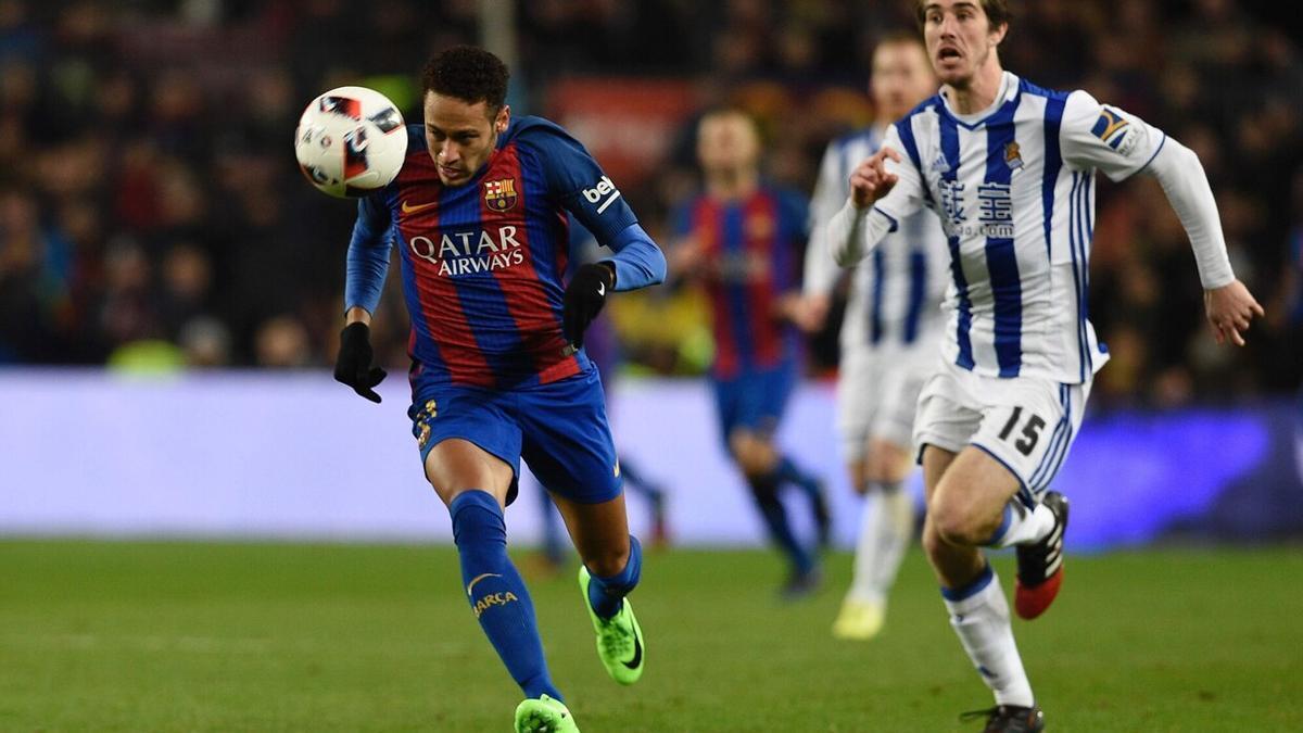 Aritz Elustondo persigue a Neymar durante los cuartos de final de la Copa 2016-17.