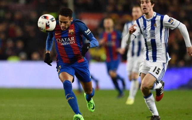 Aritz Elustondo persigue a Neymar durante los cuartos de final de la Copa 2016-17.