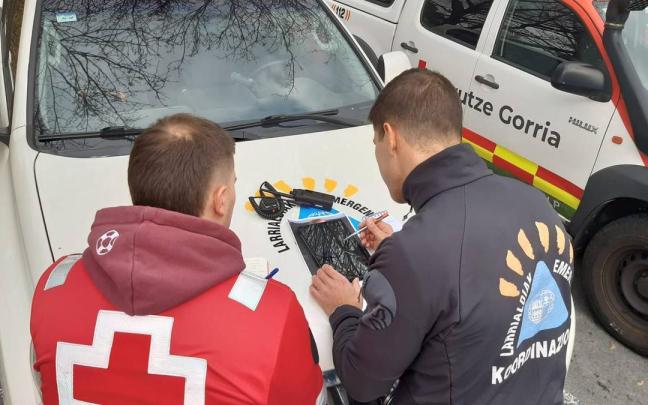 Equipos de rescate durante el operativo de b&uacute;squeda de la mujer hallada muerta en Loiu