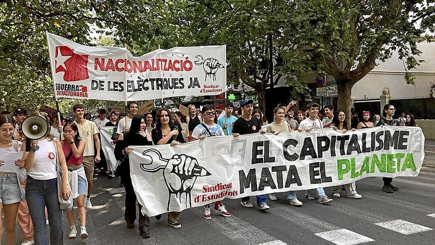 Los estudiantes salieron a la calle para protestar contra la crisis climática. | FOTO: E.P.