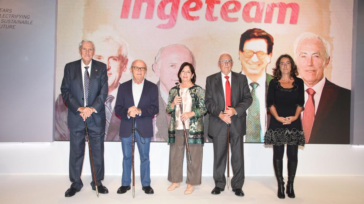 (Izda-dcha) Javier Madariaga, Miguel Gandiaga, Mª Jesús Foronda (viuda de Alberto Belaustegui), Víctor Mendiguren y Teresa Madariaga.