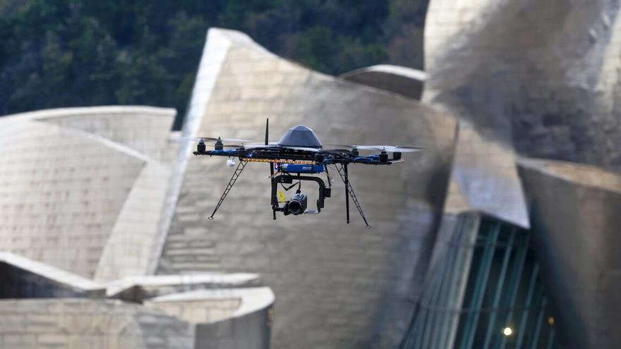 Un dron realiza un vuelo junto al Museo Guggenheim de Bilbao.