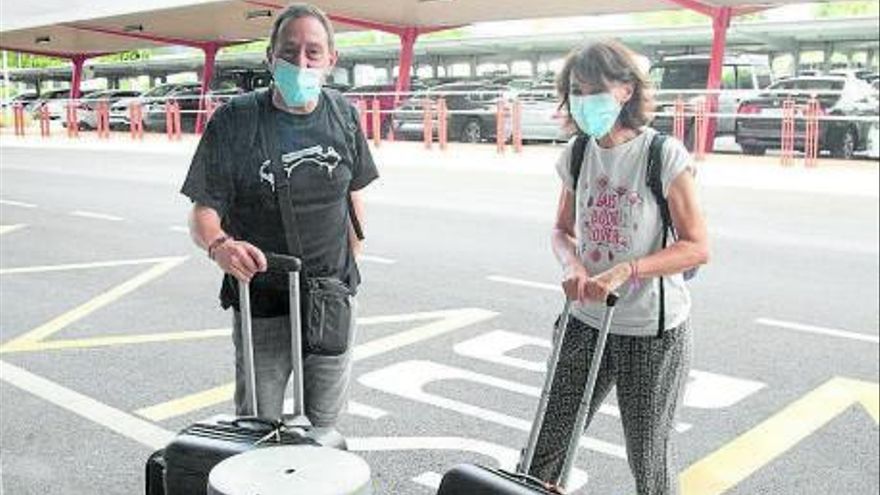 Forondako aireportuak hainbat bidaiari zituen atzo, hegazkinetara igotzeko prest.