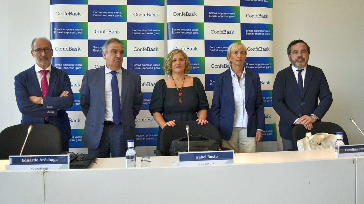 Eduardo Aretxaga, director general, e Isabel de Busto, ayer, en Bilbao, junto a los presidentes de Adegi, Cebek y SEA.
