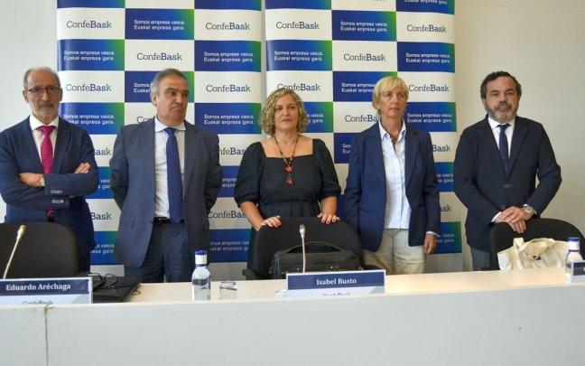 Eduardo Aretxaga, director general, e Isabel de Busto, ayer, en Bilbao, junto a los presidentes de Adegi, Cebek y SEA. Eduardo Aretxaga, director general, e Isabel de Busto, ayer, en Bilbao, junto a los presidentes de Adegi, Cebek y SEA.