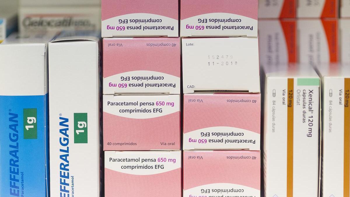 El paracetamol es seguro en dosis adecuadas, pero en altas dosis es tóxico y la causa más común de fallo hepático fulminante.