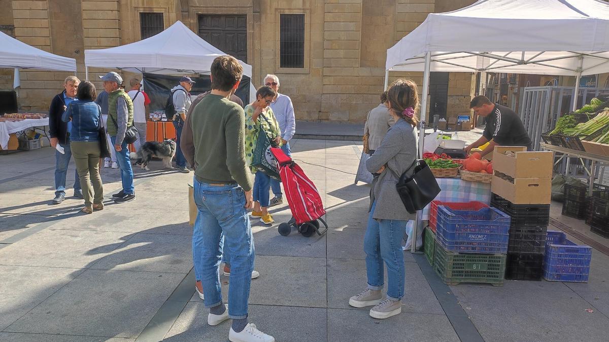 Un puesto del mercado de los jueves en Estella-Lizarra.