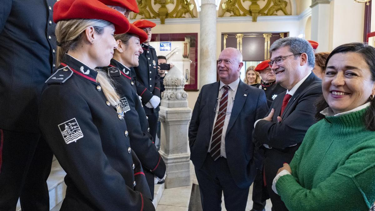 Juan Mari Aburto alkateak harrera egin die komisariorde berriei.