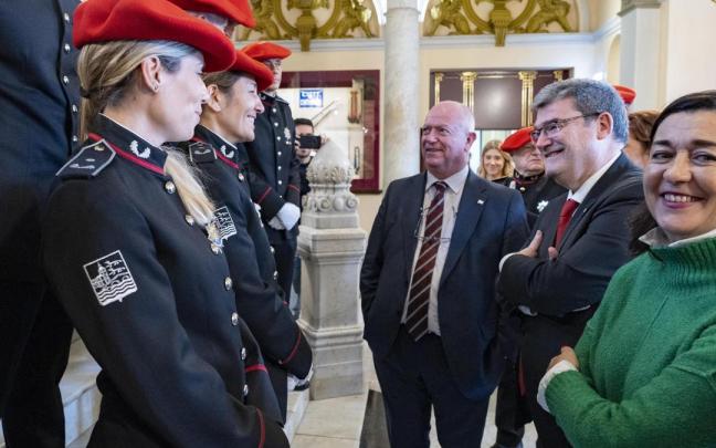 Juan Mari Aburto alkateak harrera egin die komisariorde berriei.