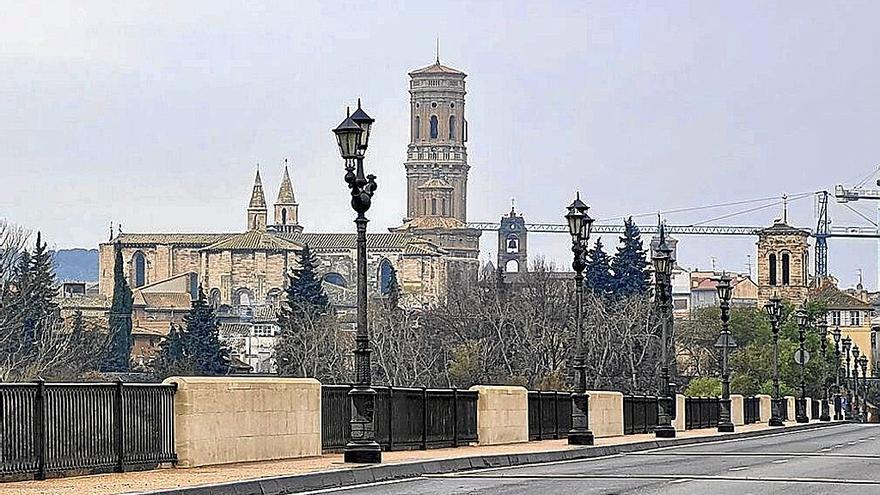 Vista de la catedral y de la iglesia de la Magdalena desde el puente del Ebro.