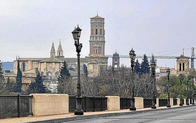 Vista de la catedral y de la iglesia de la Magdalena desde el puente del Ebro.