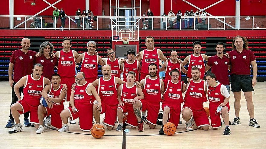 Foto de grupo del equipo inclusivo del Baskonia. | FOTO: BASKONIA