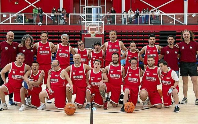 Foto de grupo del equipo inclusivo del Baskonia. | FOTO: BASKONIA