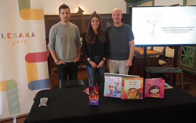 La profesora Irantzu Goyeneche, entre el alcalde de Lesaka, Ladis Satrustegui Alzugaray (izquierda) y el tutor de su Trabajo Fin de Grado, Fernando Tr&eacute;bol Unzue.