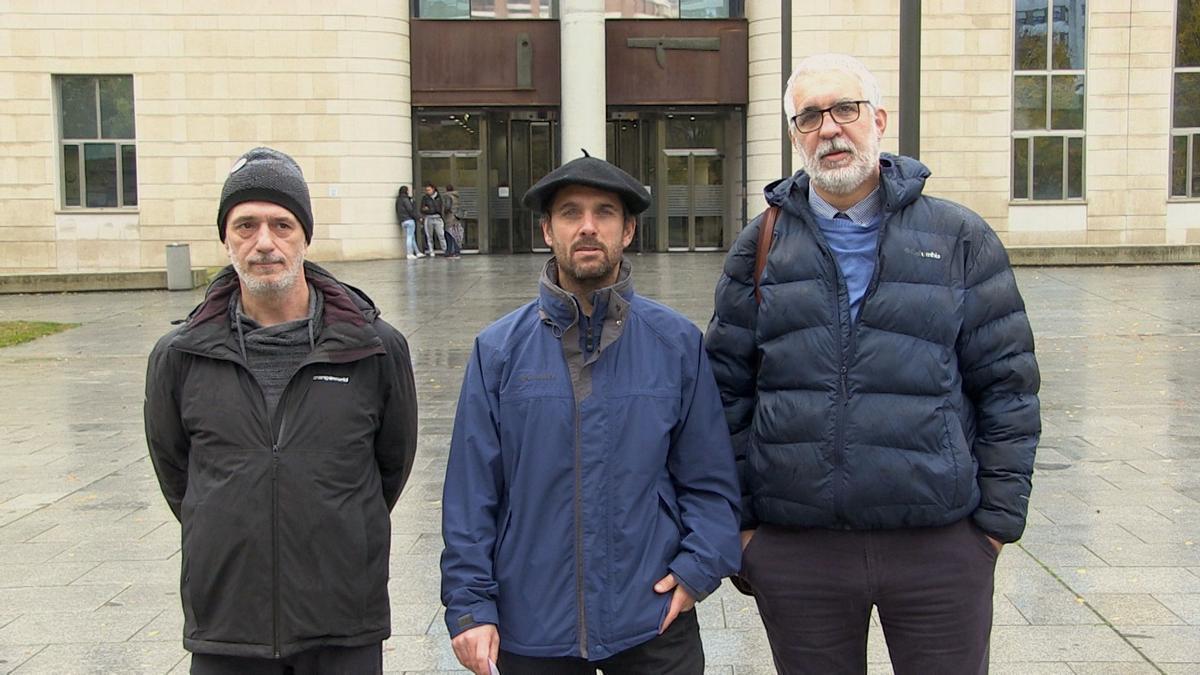 Iñigo Orduña, Miguel Ángel Llamas 'Pitu' y Josu Beaumont, delante del Palacio de Justicia.