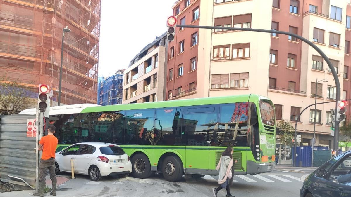 Accidente entre un Bizkaibus y un turismo en las inmediaciones de Bilbao Intermodal