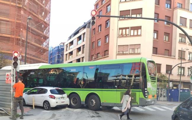 Accidente entre un Bizkaibus y un turismo en las inmediaciones de Bilbao Intermodal Accidente entre un Bizkaibus y un turismo en las inmediaciones de Bilbao Intermodal