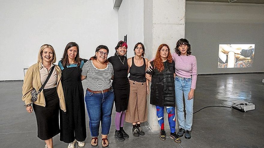 Foto de grupo de las artistas que participaron en la presentación con sus trabajos finales de máster. | FOTOS: IBAN AGUINAGA