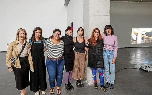 Foto de grupo de las artistas que participaron en la presentación con sus trabajos finales de máster. | FOTOS: IBAN AGUINAGA