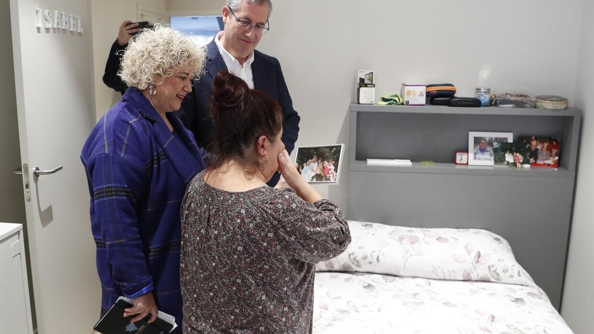 Maite Peña, junto a Markel Olano, en la visita a las instalaciones de Atzegi, donde ha señalado a los medios que esperan tener noticias "en breve" sobre el rapto de un menor en Donostia