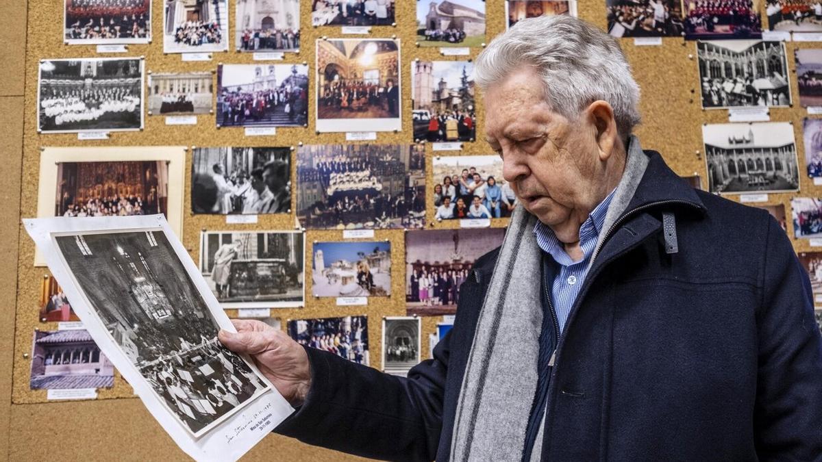 El veterano maestro de capilla, recordando anécdotas inmortalizadas en fotografías para el recuerdo.