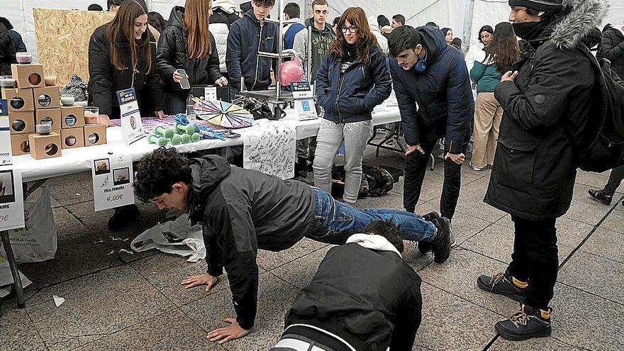 Dos chavales se ponen en forma y otro prueba unas gafas de realidad virtual en la feria Ikasenpresa, que volvió ayer a Eibar. |