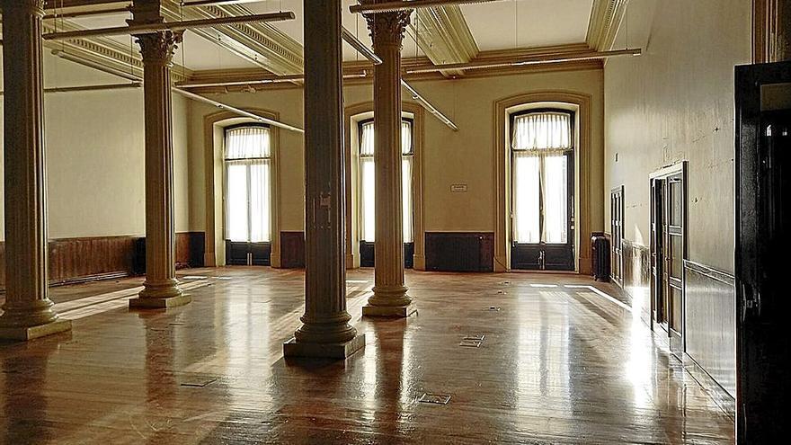 Salones del antiguo casino, que han servido de oficinas municipales y acogerán la de Turismo. | FOTO: N.G.