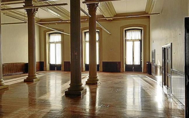 Salones del antiguo casino, que han servido de oficinas municipales y acoger&aacute;n la de Turismo. | FOTO: N.G.