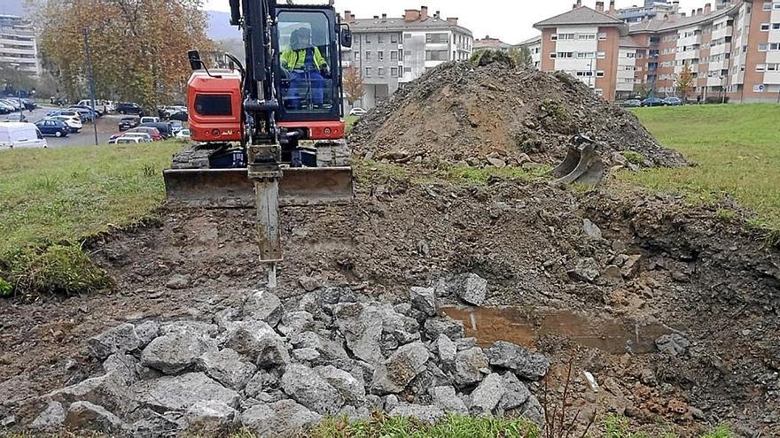 Máquina realizando labores de descontaminación en el parque Barandiaran. | FOTO: N.G.