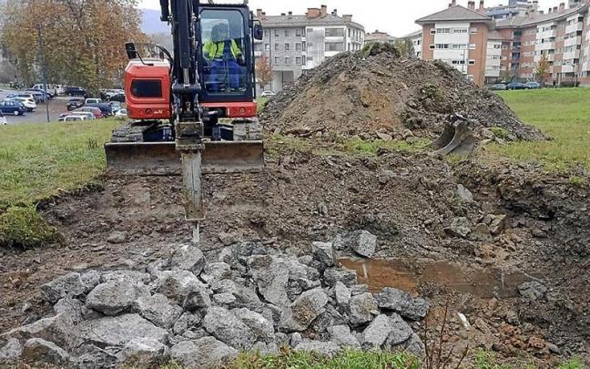 Máquina realizando labores de descontaminación en el parque Barandiaran. | FOTO: N.G.