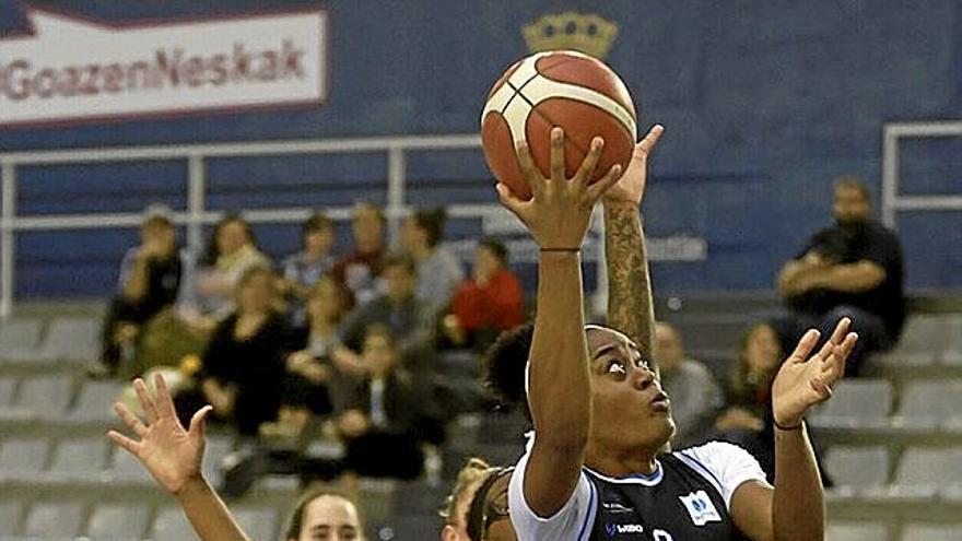 Kaela Davis penetra a canasta, en el partido de ayer. | FOTO: JAVI COLMENERO