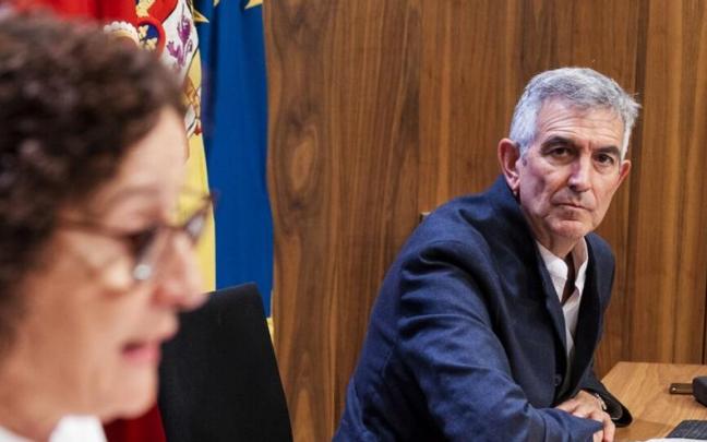 La consejera de Derechos Sociales, Carmen Maeztu, y el director del Servicio de Desarrollo de Competencias Profesionales del Servicio Navarro de Empleo, Carlos Adín, presentan convocatorias de subvenciones.