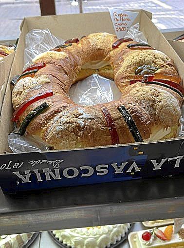 Uno de los miles de roscos que cada año se elaboran en el establecimiento.
