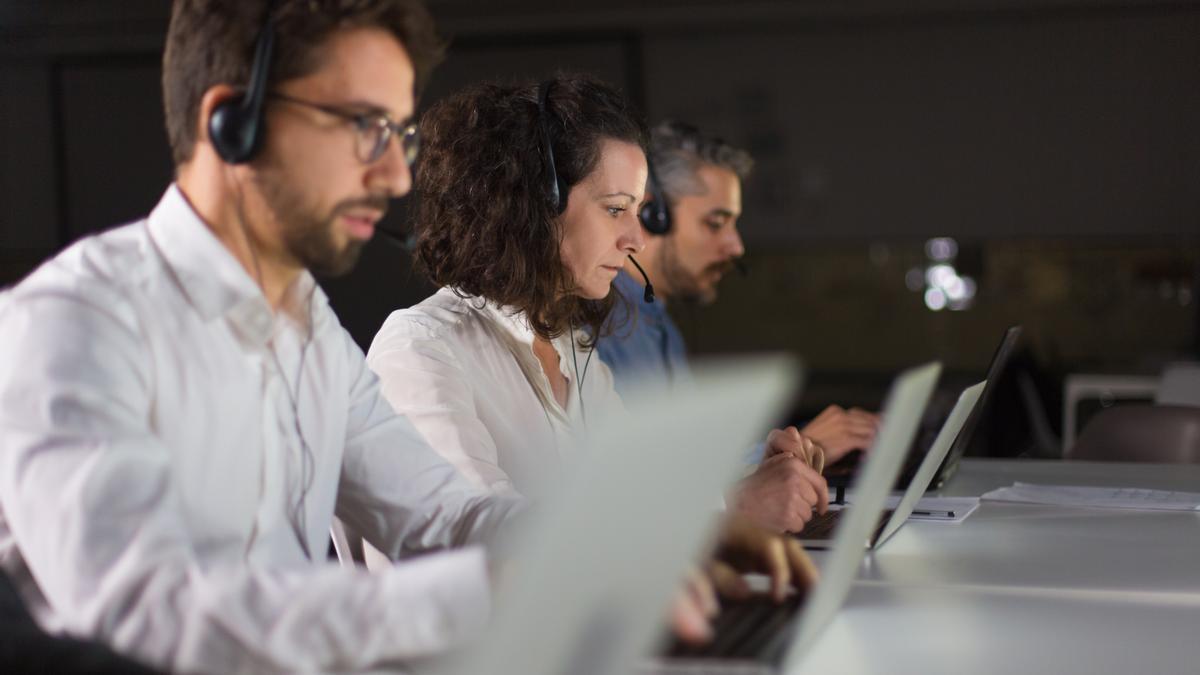 Un equipo de operadores comerciales en su espacio de trabajo.