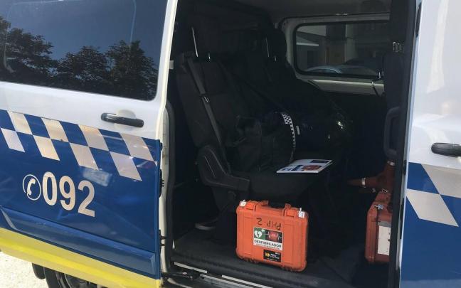 Una patrulla de Polic&iacute;a Municipal de Pamplona dotada de un malet&iacute;n desfibrilador.