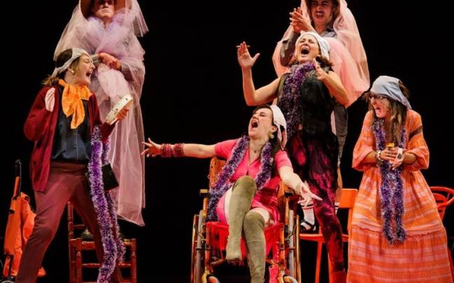 Una escena de la obra 'Las bingueras de Eurípides' Una escena de la obra 'Las bingueras de Eurípides'