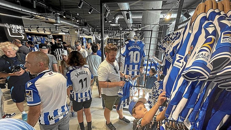 Numerosos aficionados quisieron comprar la nueva camiseta el primer día que se ponía a la venta.