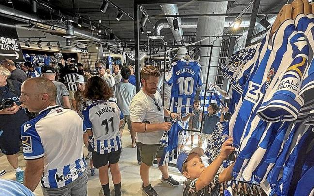 Numerosos aficionados quisieron comprar la nueva camiseta el primer día que se ponía a la venta.